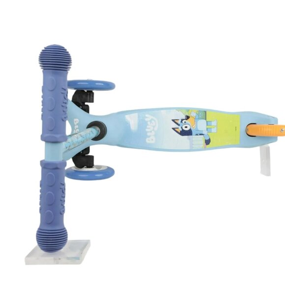 Bluey 3 Wheel Tilt & Turn Scooter for kids - Picture 2 of 5